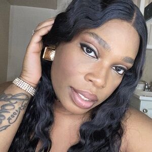 Meet your Posher, Claudia